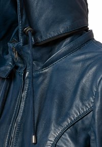 Marineblaue Lederjacke mit hohem Kragen, Kapuze und Frontreißverschluss. Verfügt über eine strukturierte Oberfläche und verstellbare Kordelzüge.