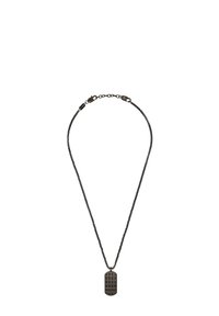 Collana a catena nera con ciondolo rettangolare dalla superficie decorata. La catena è finemente intrecciata e presenta una texture per un contrasto interessante.