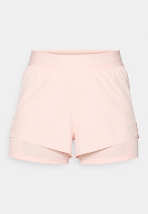 Svetlo roza atletske kratke hlače z elastičnim pasom, plastno zasnovo in vgrajenimi kompresijskimi hlačami spodaj. Vsebujejo majhen Nike logotip.