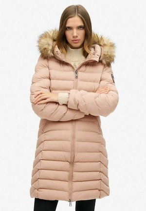 Pufferjack in lichtroze met horizontale stiksel, capuchon met faux-fur, volledige rits en ribgebreide manchetten. Ontworpen voor warmte en comfort.