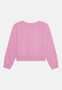 Ανοιχτό ροζ cropped sweatshirt με στρογγυλή λαιμόκοψη, μακριά μανίκια, ριμπ μανσέτες και μαλακή, λεία υφή. Χωρίς ορατές λογότυπα ή σχέδια.
