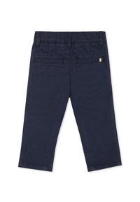Pantaloni in cotone blu navy a gamba dritta, con due tasche posteriori, passanti per cintura e dettagli di cucitura sottili.