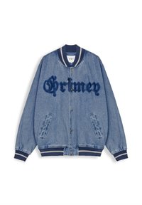 Chaqueta de denim con un tono azul, que presenta un logo texturizado de "Grimey", puños y dobladillo acanalados con rayas contrastantes en azul y blanco.