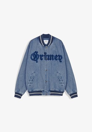 Jeansjack met een blauwe tint, met een gestructureerd "Grimey" logo, geribde manchetten en zoom met contrasterende blauwe en witte strepen.