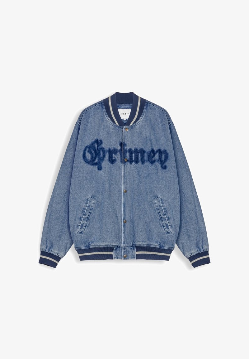 Chaqueta de denim con un tono azul, que presenta un logo texturizado de "Grimey", puños y dobladillo acanalados con rayas contrastantes en azul y blanco.