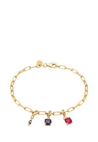 Goldfarbene Gliederarmband mit drei Charms: einem hellgrauen Edelstein, einem dunkelblauen Edelstein und einem roten Edelstein, die alle in goldenen Krappenfassungen gesetzt sind.