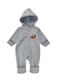 Grauer Fleece-Overall mit Kapuze, ausgestattet mit einem gestickten Traktor-Design und karierten Akzenten an den Bündchen und der Kapuzenauskleidung. Mit Reißverschluss.
