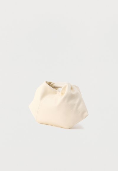 Υφασμάτινη, εκρού δερμάτινη τσάντα με μοναδικό, τσαλακωμένο σχέδιο και μικρή λαβή στο πάνω μέρος, με απαλό, στρογγυλεμένο σχήμα