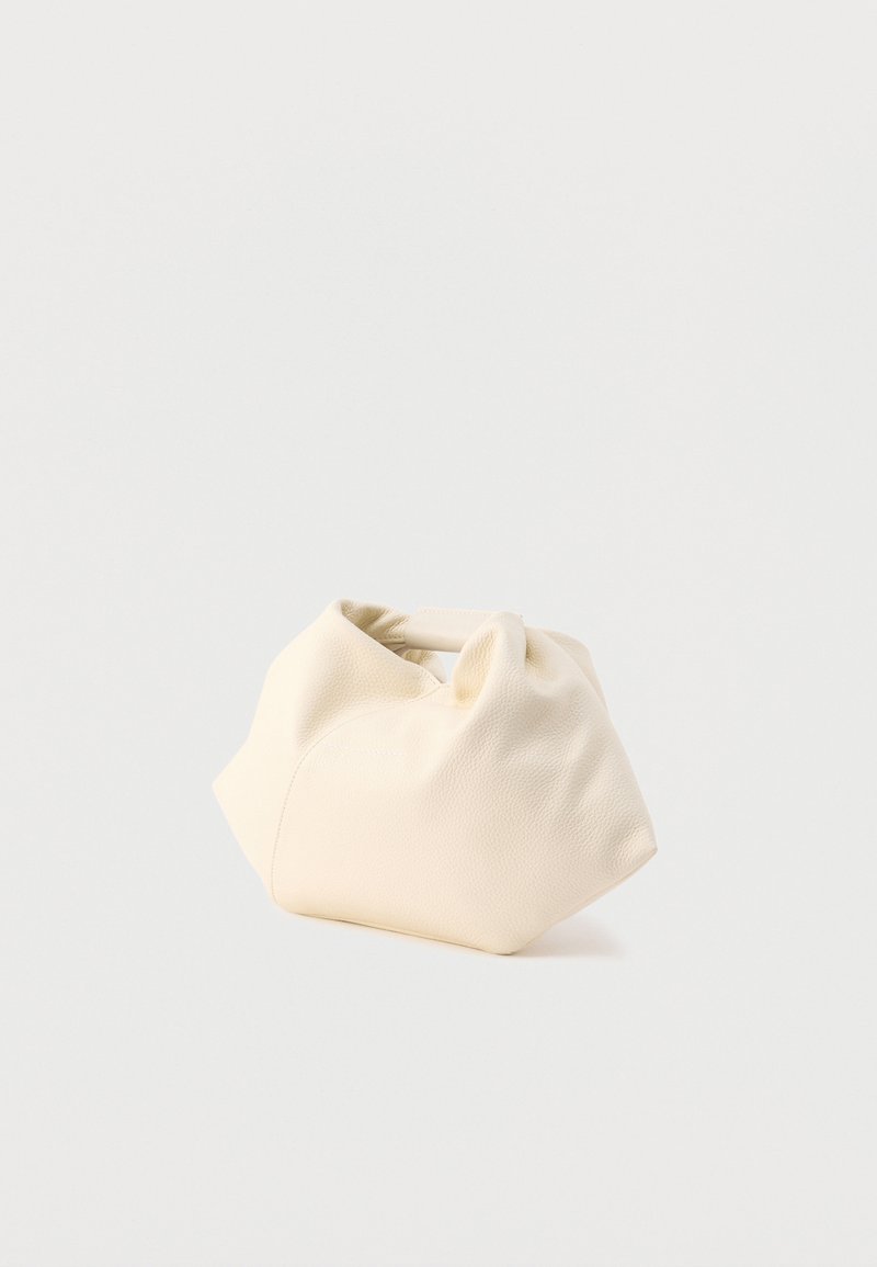 Sac en cuir texturé ivoire avec un design unique froissé et une petite poignée en haut, présentant une forme douce et arrondie.