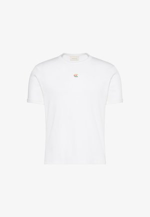 Enkelt hvid T-shirt med korte ærmer og et lille flerfarvet "CK" logo placeret midt på brystet.