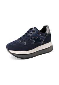Sneaker in suede e materiale sintetico di colore blu navy con una parte superiore testurizzata, dettagli metallici e una robusta suola grigia. Presenta lacci tondi e un collo imbottito.