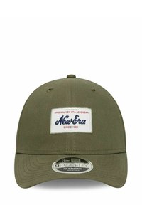 Olivgrüne Baseballmütze mit starrem Schirm, Stofftextur und einem rechteckigen weißen Etikett mit "New Era"-Logo und -Text. Verstellbarer Rücken.