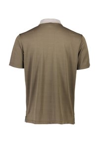 Ruskea poolopaita valkoisella kauluksella, lyhythihaisena, sileä rakenne ja sivuaukot helmassa. Yksinkertainen, minimalistinen muotoilu.