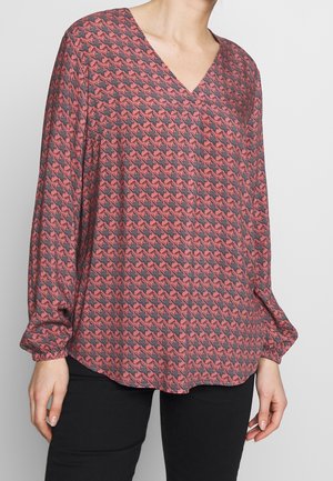 Lange mouw blouse in roze en grijs met een v-hals. Heeft een herhalend sterrenpatroon en losse, geraffineerde mouwen.