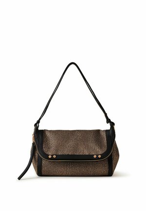 Petit sac à épaule en tissu marron texturé, bordure noire, clous dorés et fermeture éclair, présenté sur fond blanc.