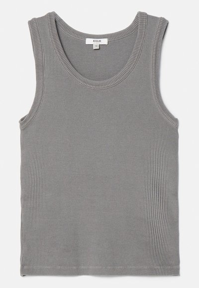 Pilkas raštuotas maikutė be rankovių su apvaliu iškirpimu ir plačiomis rankovių angomis. Audinys švelnus, su subtilia tekstūra ir apdailos kraštais. Matomas dydžio etiketė.