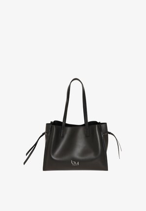 Borsa tote in pelle nera con doppie spalline, lacci laterali e piccolo logo argentato al centro frontale.