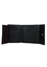 Portafoglio in pelle nera con superficie strutturata, multiple fessure per carte e una tasca per monete, chiuso con un bottone a pressione.