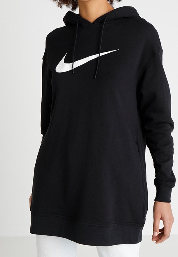 Svart Nike-hoodie med en stor vit swoosh-logga på bröstet. Har en framficka i kängurustil och huva med snörning. Mjuk tygkänsla, längre passform.