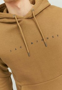 Jack & Jones JJESTAR  HOOD - Sweatshirt - otter