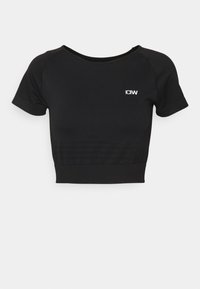 Svart kortärmad sporttop i elastisk tyg, med rundad halsringning och en vit logotypdetalj på framsidan.