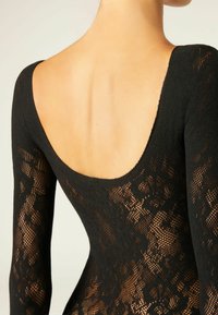Czarny bodysuit z koronkowym wzorem, długimi rękawami i szerokim dekoltem na plecach, podkreślający teksturowany wzór na całej powierzchni.