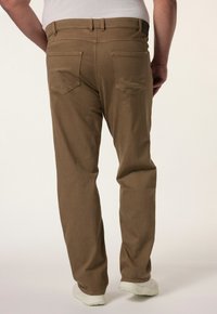 Pantaloni khaki con una vestibilità dritta, caratterizzati da una trama di tessuto liscia, cinque tasche e vita con passanti per la cintura. La vista posteriore mostra cuciture distintive.