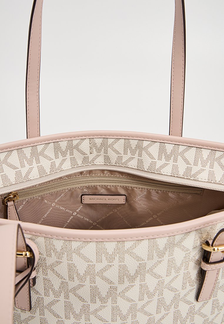Tote-Bag aus beigem Canvas mit einem dezenten MK-Monogramm-Muster. Helle rosafarbene Lederakzente und ein geräumiges Inneres mit einer Reißverschlusstasche.