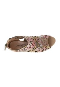 Sandale ouverte ornée de découpes florales complexes en rose métallique, or et noir, dotée d'une fermeture éclair et d'une semelle intérieure beige lisse.