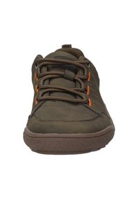Chaussure à lacets vert foncé avec une tige texturée, présentant des accents orange et une semelle en caoutchouc. Bout arrondi et languette rembourrée pour le confort.