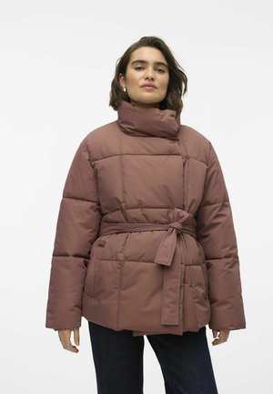 Puffy, mauve jakke med høy krage og belte i midjen. Har kvadratiske quiltede seksjoner og sidelommer. Myk, glatt tekstur.