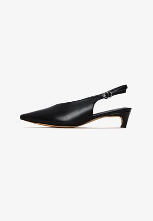 Černá kožená nazouvací bota s špičatou špičkou, nízkým podpatkem a bočním výřezem. Má kulatou sponu na nastavitelném pásku kolem kotníku.