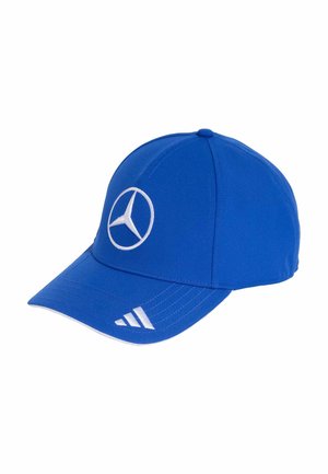 Casquette bleue en tissu avec une visière incurvée. Présente un grand logo Mercedes blanc à l'avant et trois bandes blanches sur le côté.