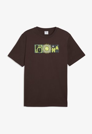 Barna rövid ujjú póló, amelyen egy színes napraforgó és a "PUMA" felirat betűi láthatók a mellkason.