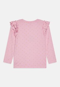 Langemouwige roze top met gouden en beige hartpatronen, voorzien van gerimpelde accenten op de schouders en een ronde halsontwerp. Zachte stof textuur.