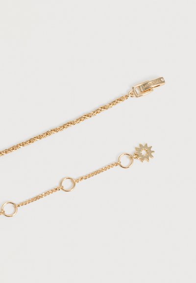 Κολιέ με αλυσίδα σε χρυσό τόνο με υφημένα συνδετικά, κυκλικούς συνδέσμους και ένα μενταγιόν σε σχήμα ήλιου κοντά σε επώνυμο κούμπωμα.