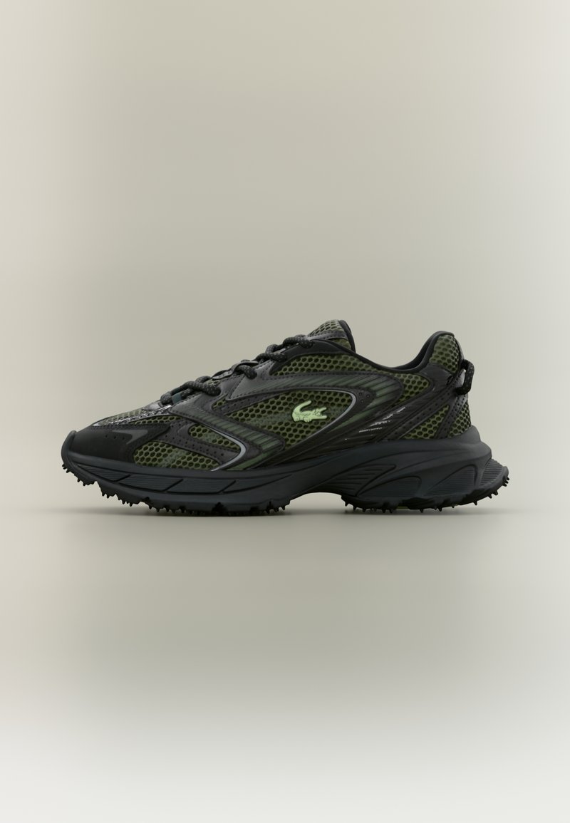 Μαύρο και πράσινο αθλητικό παπούτσι με δικτυωτές πάνελ, στρογγυλή μύτη, υφή στη σόλα και κορδόνια. Διαθέτει λογότυπο στην πλαϊνή πλευρά.