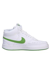 Zapatilla alta blanca de cuero, con un swoosh verde de Nike, superficie texturizada, puntera perforada para transpirabilidad y cuello acolchado.