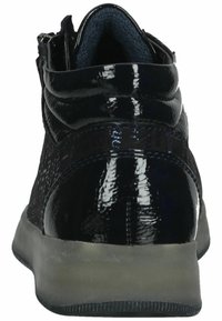 Bottes de cheville en cuir verni noir avec une finition texturée, un bout rond et une semelle en caoutchouc flexible, dotées d'une fermeture éclair sur le côté.