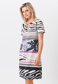 Kurzärmeliges Kleid mit einem schwarz-weißen Streifenmuster, einem Schlüsselloch-Ausschnitt und floralen Akzenten in Lila und Schwarz.