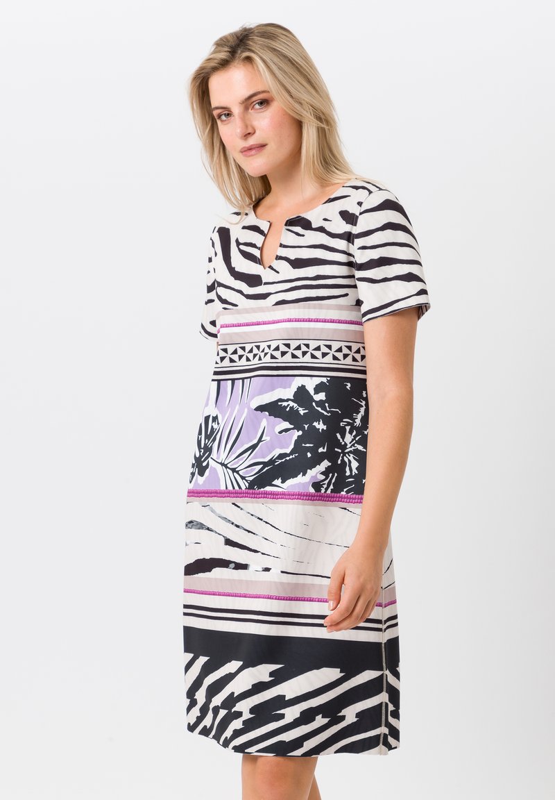 Kurzärmeliges Kleid mit einem schwarz-weißen Streifenmuster, einem Schlüsselloch-Ausschnitt und floralen Akzenten in Lila und Schwarz.