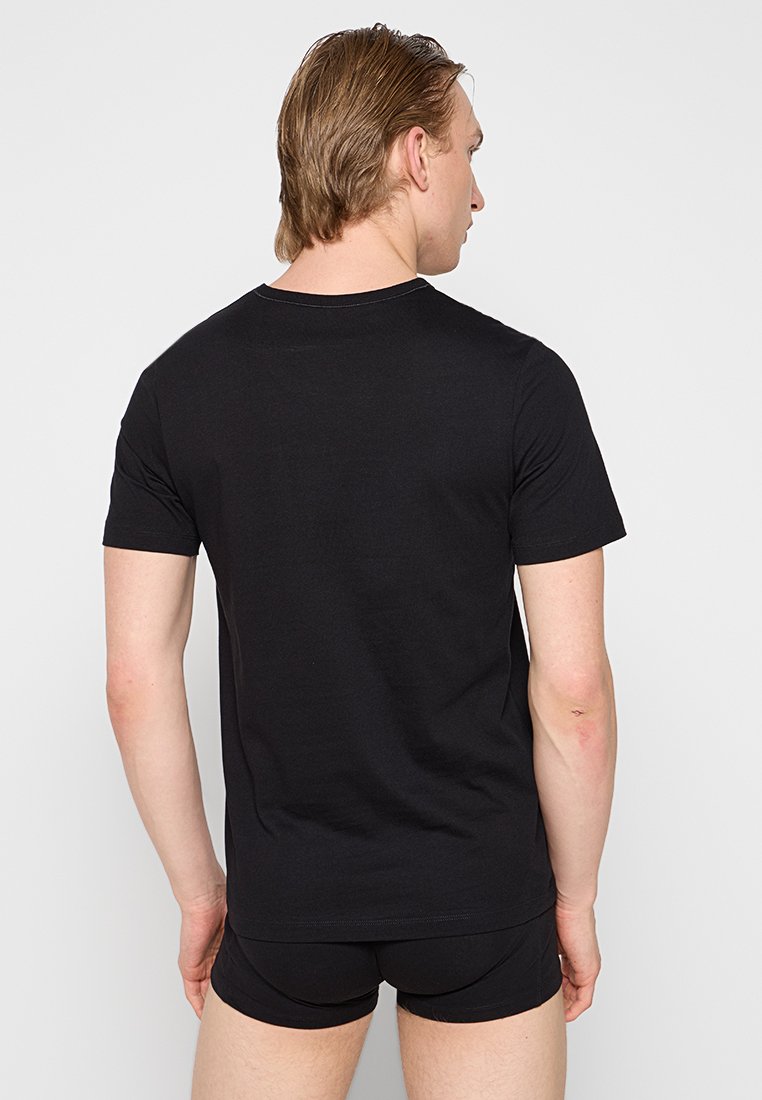 T-shirt en coton noir à col rond et manches courtes ; texture lisse avec une coupe régulière. Pas de motifs ni de détails matériels visibles.