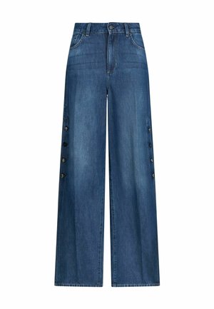 Magasított derékú, széles szárú kék farmernadrág oldalsó gombos díszítéssel és első zsebekkel, gombos és cipzáras záródással.