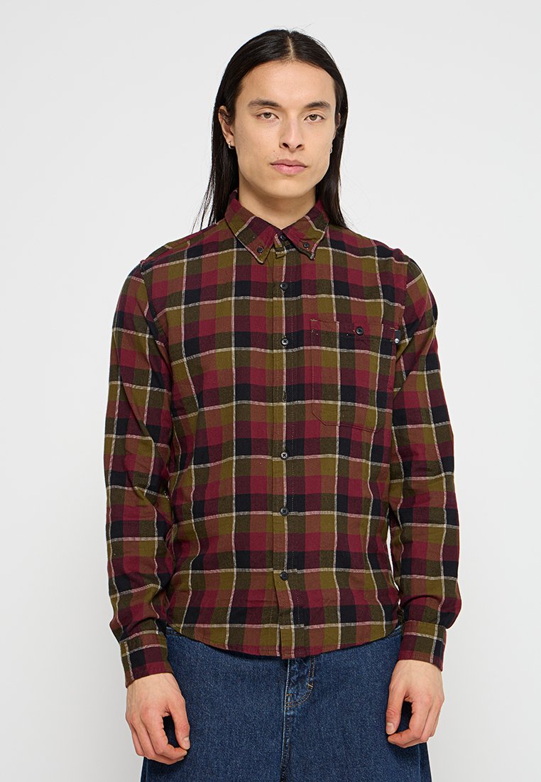 Chemise à manches longues en plaid dans les couleurs bordeaux, vert et noir, avec un devant boutonné, une poche poitrine et un col ajusté. Tissu avec un design texturé.