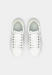 Ténis de couro branco com biqueira arredondada, solas planas e atacadores cinza contrastantes. Apresentam logótipo na língua e textura suave.