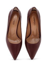 Scarpe con tacco alto in pelle bordeaux con design a punta. Texture liscia e stile minimalista, con soletta con marchio.