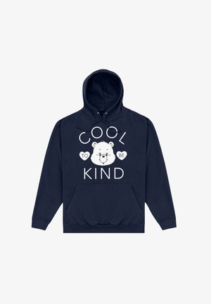 Granatowy hoodie z kapturem na sznurki, przednią kieszenią oraz graficznym wzorem przedstawiającym niedźwiedzia i tekst: "FAJNE JEST BYĆ MIŁYM". Miękka tekstura tkaniny.