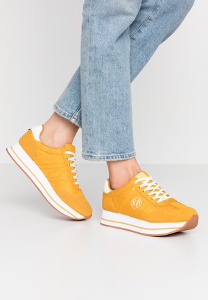 s.Oliver Sneaker low - yellow
