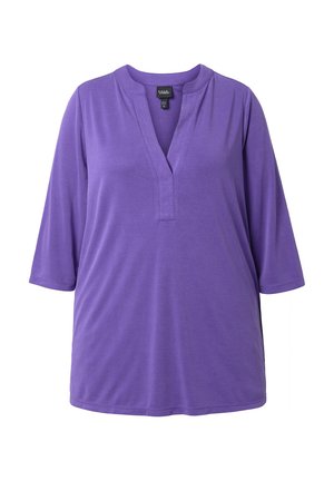 Lila Damenbluse mit 3/4-Ärmeln und V-Ausschnitt mit Stehkragen, aus weichem, leichtem Stoff.