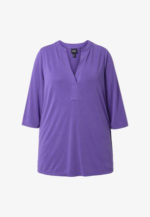 Lilla dameskjorte med 3/4-ærmer og V-hals med båndkrave, lavet af blødt, let stof.